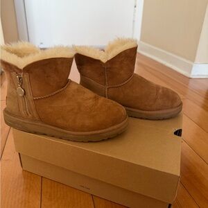 UGG Women’s Classic Mini Bailey Zip boot